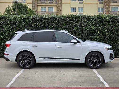 GLACIER WHITE 2025 Audi Q7 55 Prestige