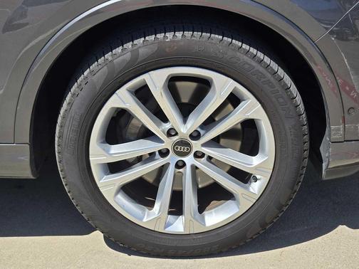 Samurai Gray Metallic 2025 Audi Q7 55 Premium Plus