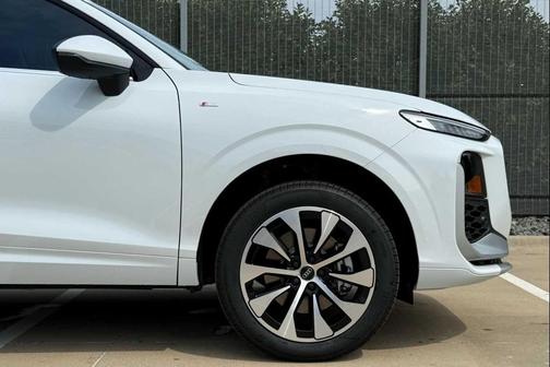 Glacier White Metallic 2026 Audi Q3 TFSI quattro S tronic