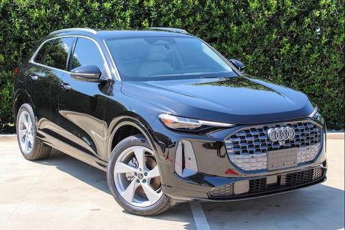 Mythos Black Metallic 2026 Audi Q5 Premium Plus TFSI quattro S tronic