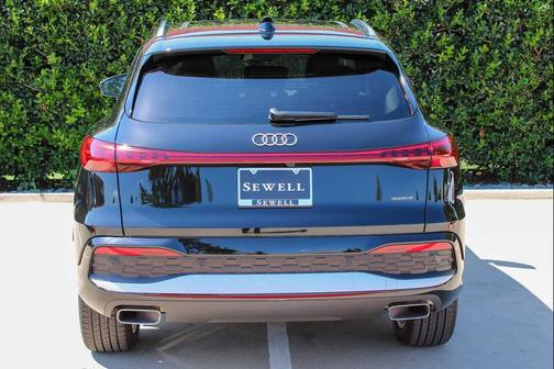 Mythos Black Metallic 2026 Audi Q5 Premium Plus TFSI quattro S tronic