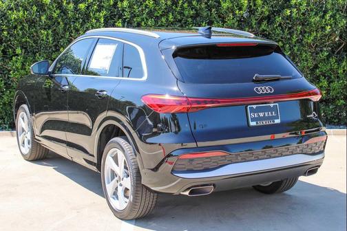 Mythos Black Metallic 2026 Audi Q5 Premium Plus TFSI quattro S tronic