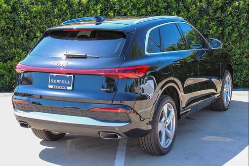 Mythos Black Metallic 2026 Audi Q5 Premium Plus TFSI quattro S tronic