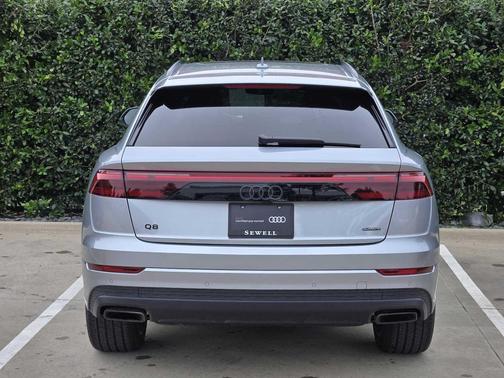 SATELLITE SILVE 2025 Audi Q8 55 Premium