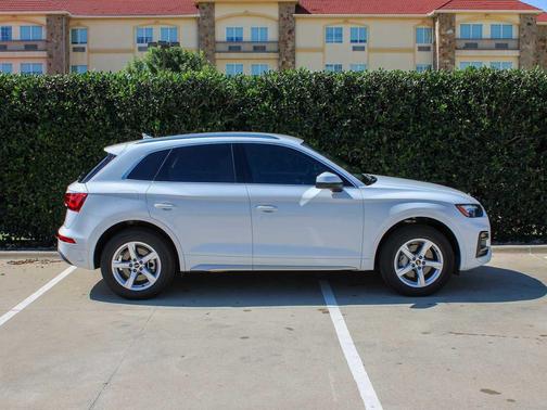 Arkona White 2024 Audi Q5 40 Premium