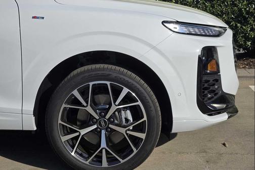 Glacier White Metallic 2026 Audi Q3 TFSI quattro S tronic