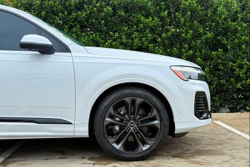GLACIER WHITE 2026 Audi Q7 55 Prestige