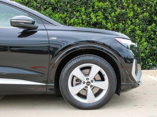 Mythos Black Metallic 2024 Audi Q4 e-tron Premium Plus 55 quattro