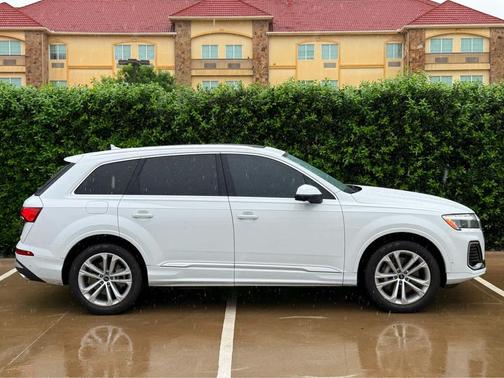 Glacier White Metallic 2025 Audi Q7 55 Premium Plus