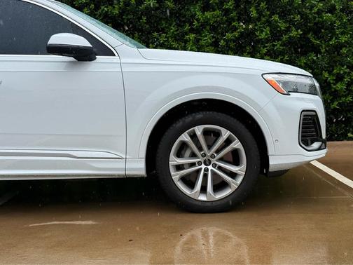 Glacier White Metallic 2025 Audi Q7 55 Premium Plus