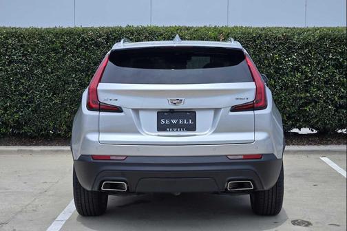 Radiant Silver Metallic 2022 Cadillac XT4 Luxury