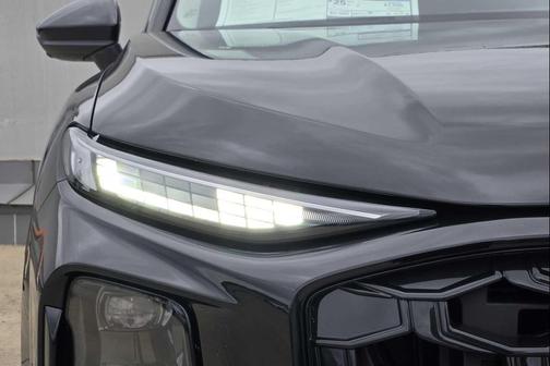 Mythos Black Metallic 2026 Audi Q3 TFSI quattro S tronic