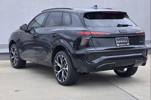 Mythos Black Metallic 2026 Audi Q3 TFSI quattro S tronic