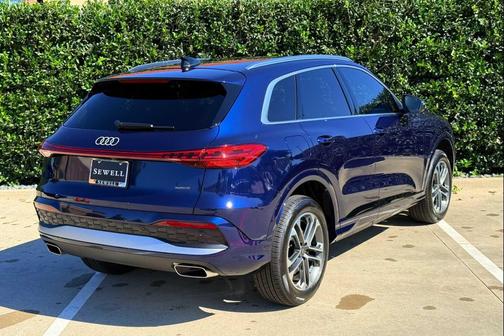Navarra Blue Metallic 2026 Audi Q5 Premium TFSI quattro S tronic