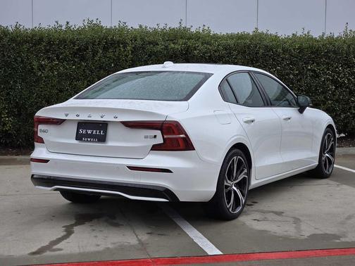 2024 Volvo S60 B5 Core Dark Theme