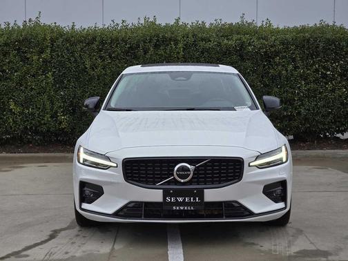 2024 Volvo S60 B5 Core Dark Theme