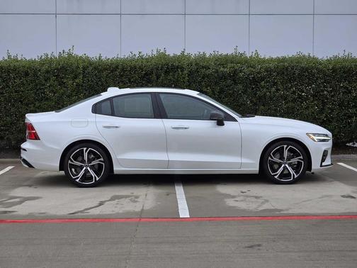 2024 Volvo S60 B5 Core Dark Theme