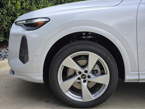 Glacier White Metallic 2026 Audi Q5 Premium Plus TFSI quattro S tronic