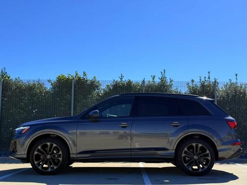 Samurai Gray Metallic 2025 Audi Q7 55 Premium Plus