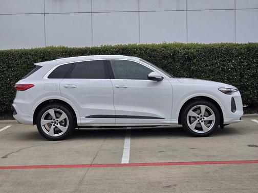 Glacier White Metallic 2025 Audi Q5 Prestige TFSI quattro S tronic
