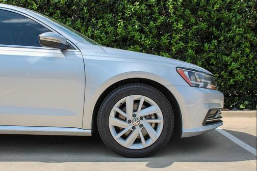 Reflex Silver Metallic 2018 Volkswagen Passat 2.0T SE