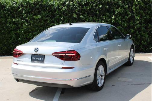 Reflex Silver Metallic 2018 Volkswagen Passat 2.0T SE