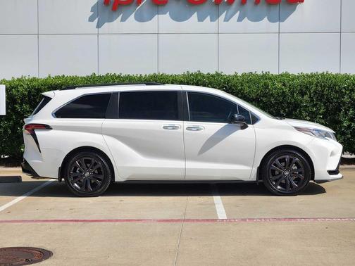 2022 Toyota Sienna XSE 7 Passenger