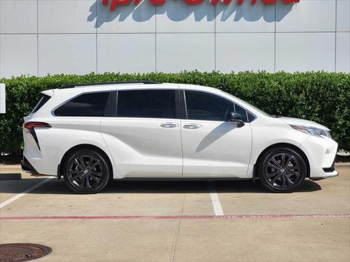 2022 Toyota Sienna XSE 7 Passenger