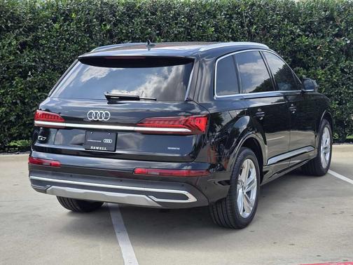 Mythos Black Metallic 2024 Audi Q7 45 Premium Plus