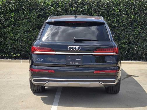 Mythos Black Metallic 2024 Audi Q7 45 Premium Plus