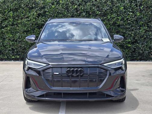 MYTHOS BLACK 2023 Audi e-tron Premiumwe