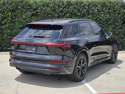 MYTHOS BLACK 2023 Audi e-tron Premiumwe