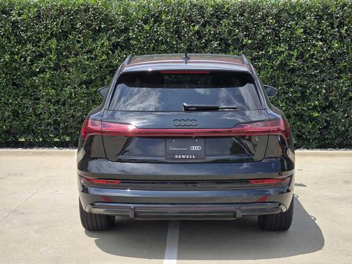 MYTHOS BLACK 2023 Audi e-tron Premiumwe