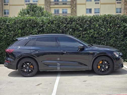 MYTHOS BLACK 2023 Audi e-tron Premiumwe