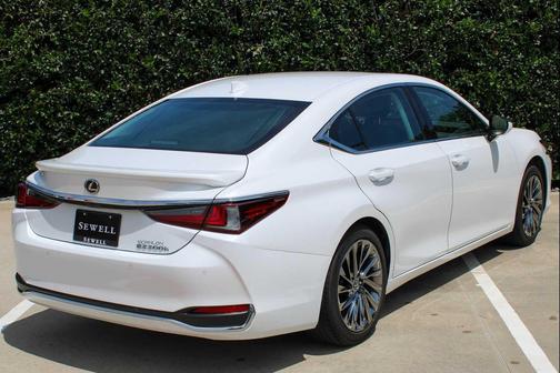 Eminent White Pearl 2024 Lexus ES 300h Luxury