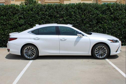 Eminent White Pearl 2024 Lexus ES 300h Luxury