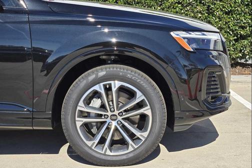 MYTHOS BLACK 2026 Audi Q7 45 Premium Plus