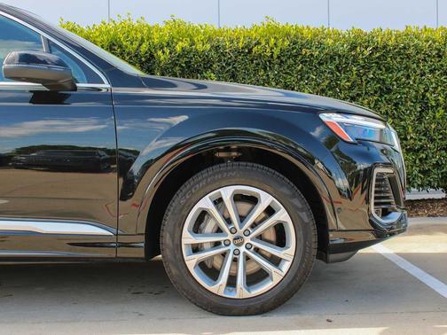 Mythos Black Metallic 2025 Audi Q7 55 Premium Plus