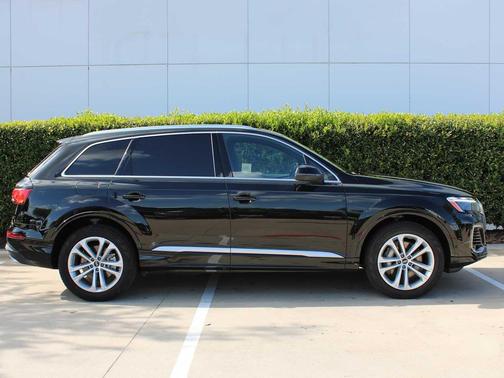 Mythos Black Metallic 2025 Audi Q7 55 Premium Plus