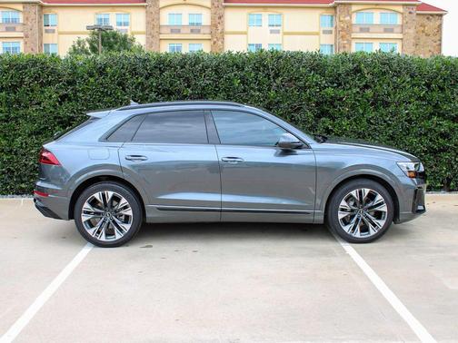 Daytona Gray Pearl Effect 2024 Audi Q8 55 Prestige