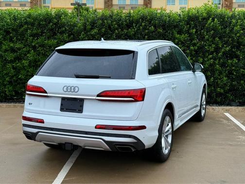 Glacier White Metallic 2025 Audi Q7 55 Premium Plus