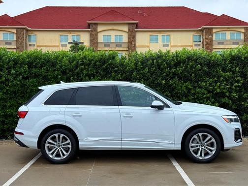 Glacier White Metallic 2025 Audi Q7 55 Premium Plus