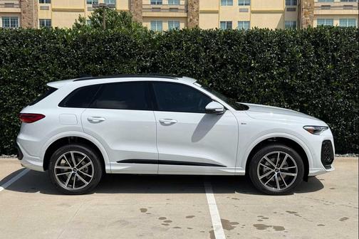 Glacier White Metallic 2026 Audi Q5 Premium Plus TFSI quattro S tronic