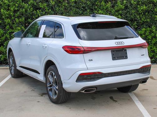 Glacier White Metallic 2025 Audi Q5 Premium TFSI quattro S tronic
