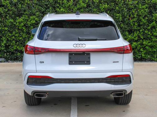 Glacier White Metallic 2025 Audi Q5 Premium TFSI quattro S tronic