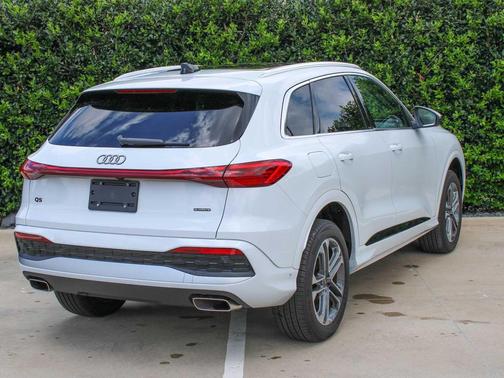 Glacier White Metallic 2025 Audi Q5 Premium TFSI quattro S tronic