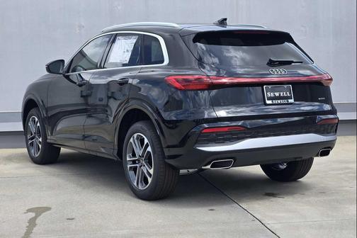 MYTHOS BLACK 2026 Audi Q5 Premium TFSI quattro S tronic