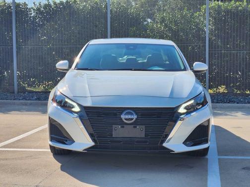 Pearl White Tricoat 2025 Nissan Altima SV AWD