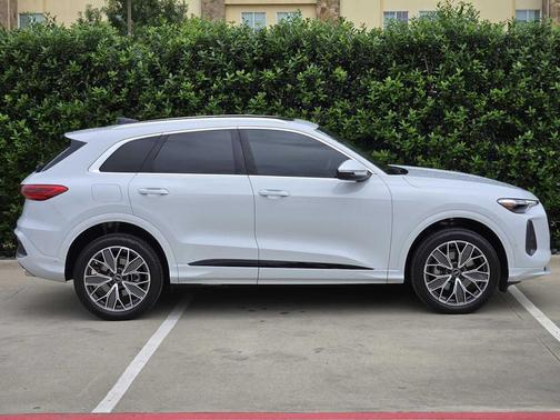 Glacier White Metallic 2025 Audi Q5 Premium Plus TFSI quattro S tronic