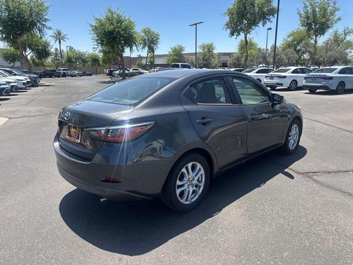 Graphite 2017 Toyota Yaris iA Base